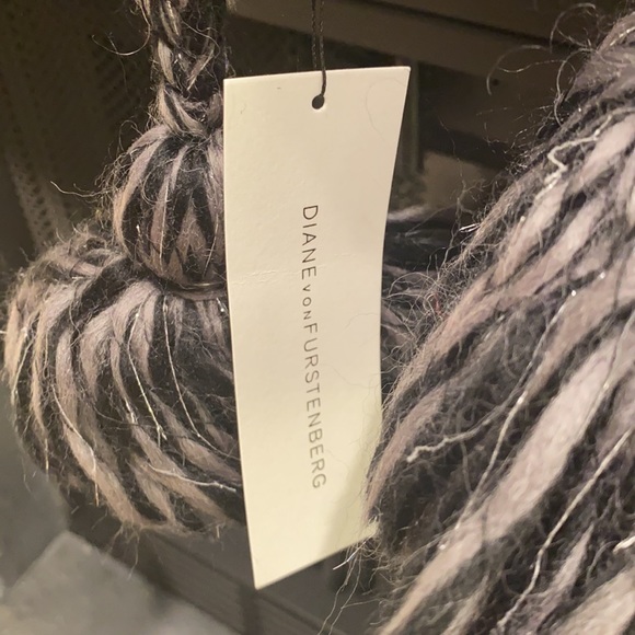 Diane Von Furstenberg Scarf and Gloves - Picture 6 of 12